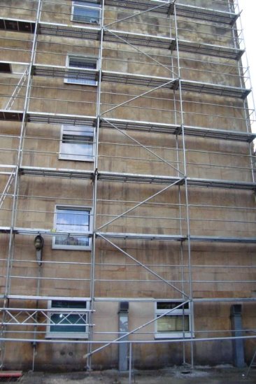 Widok budynku w trakcie czyszczenia frontu