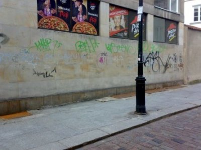 Elewacja budynku na Placu Zamkowym w Warszawie przed usunięciem graffiti