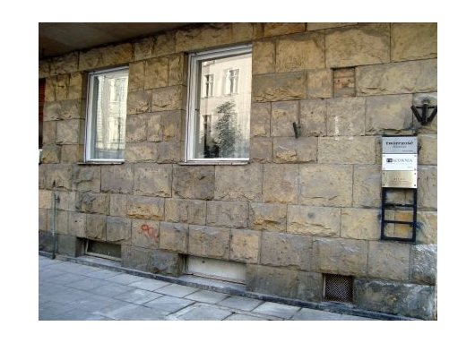 Elewacja budynku przy ul. Wiejskiej 16 przed czyszczeniem