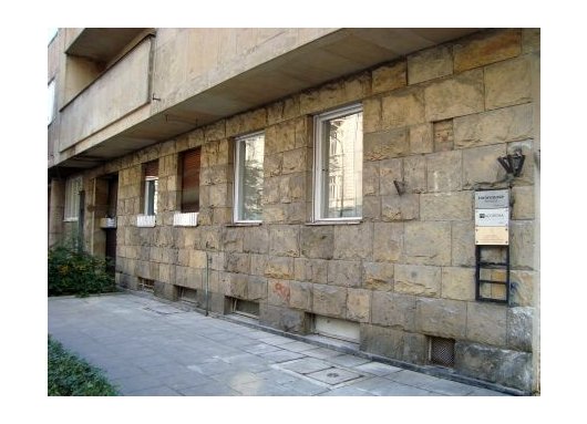 Widok budynku przed czyszczeniem elewacji - widoczne zabrudzenia kamienia