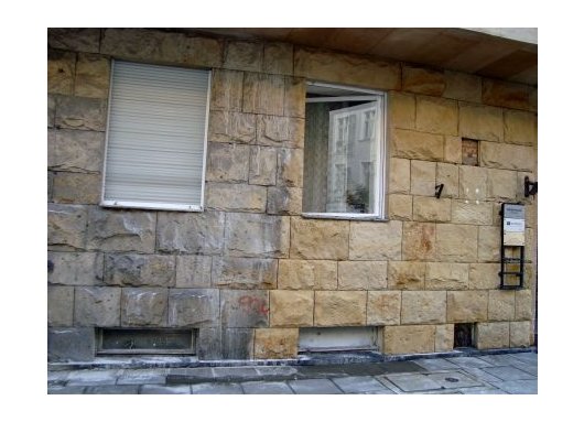 Widok budynku w trakcie czyszczenia - różnice między brudną a czystą elewacją z bliska