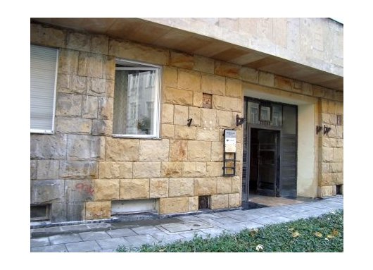 Widok budynku w trakcie czyszczenia - różnice między brudną a czystą elewacją