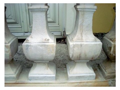 Kamienne szczeble bariery balkonu po wykonaniu czyszczenia