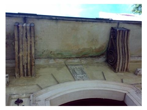 Elementy zabytkowe elewacji budynku 