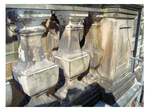 Kamienna barierka - z bliska, widoczne zabrudzenia