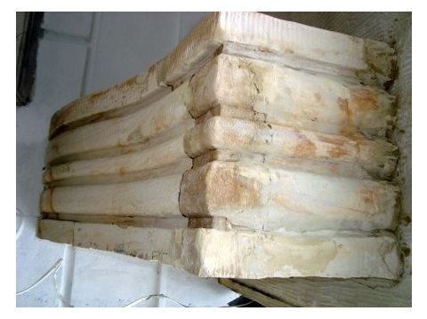 Zabrudzony element z kamienia