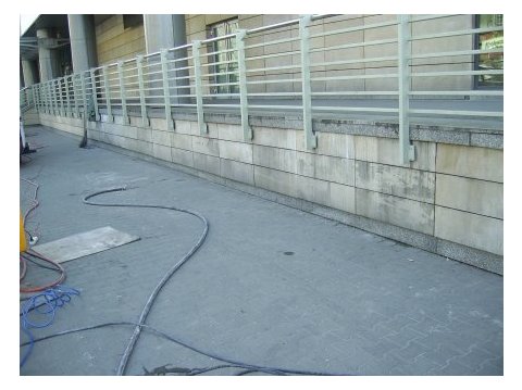 Carrefour Wileńska - widok w trakcie wykonania czyszczenia elewacji i posadzki