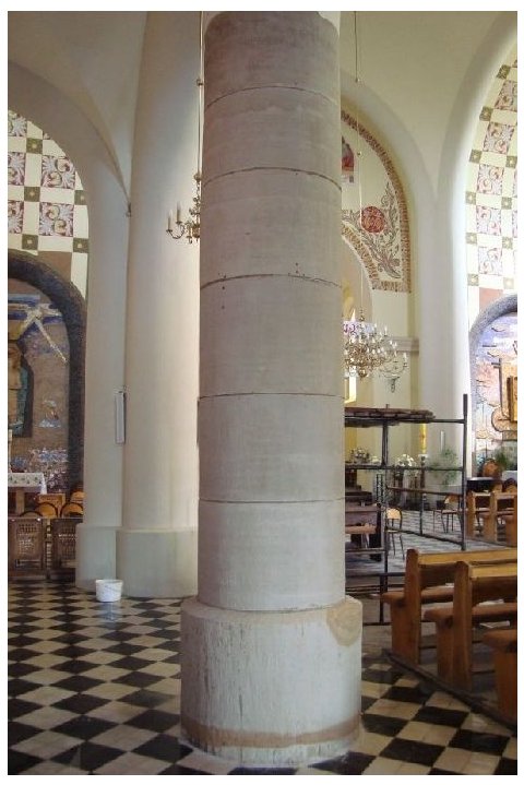 Filary z kamienia w nawie bocznej kościoła