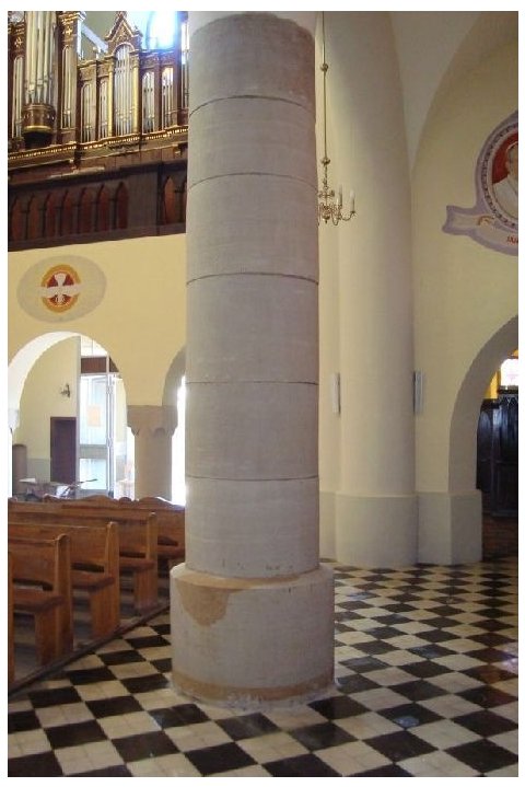 Kamienna kolumna w kościele