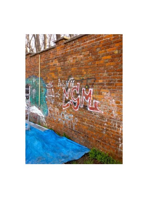 Graffiti na murze cmentarnym 