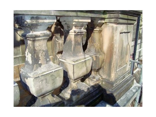 Barierka wykonana z kamienia przed pracami renowacyjnymi