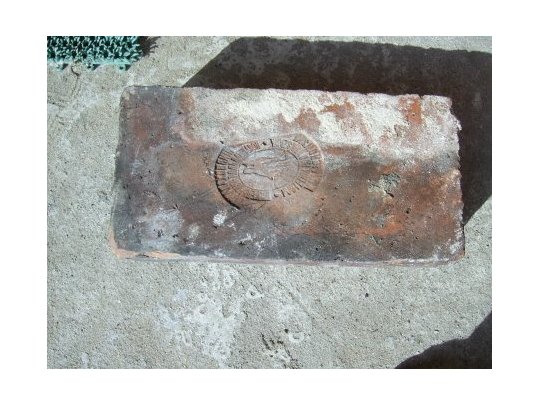 Zabytkowa cegła przed oczyszczeniem