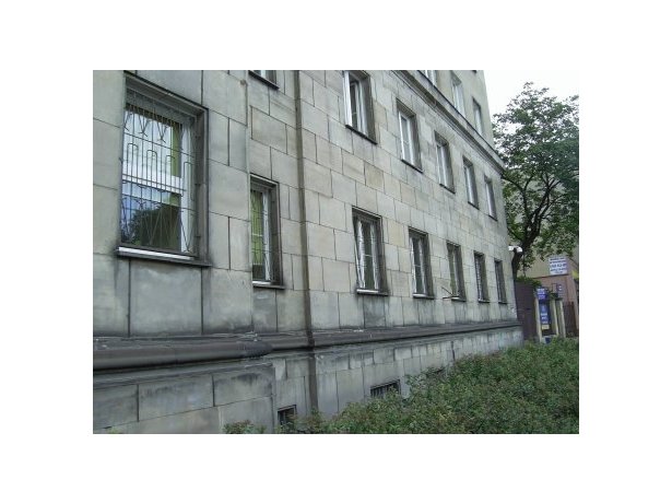 Widok budynku przed czyszczeniem kamiennych elementów