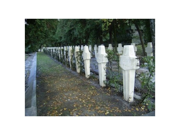 Zabytkowy krzyże na cmentarzu wykonane z piaskowca