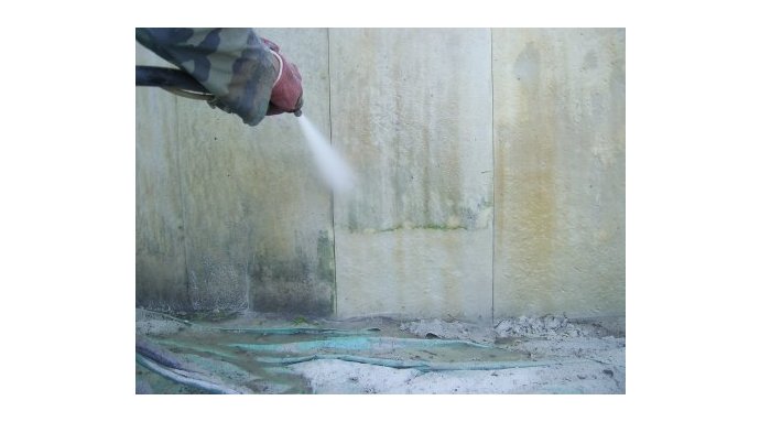 Czyszczenie muru cmentarnego na warszawskich Powązkach