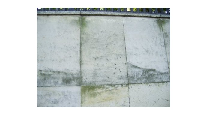 Zabrudzone elementy kamienne muru