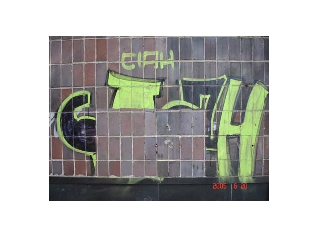 Graffiti na elewacji - przed i po usunięciu