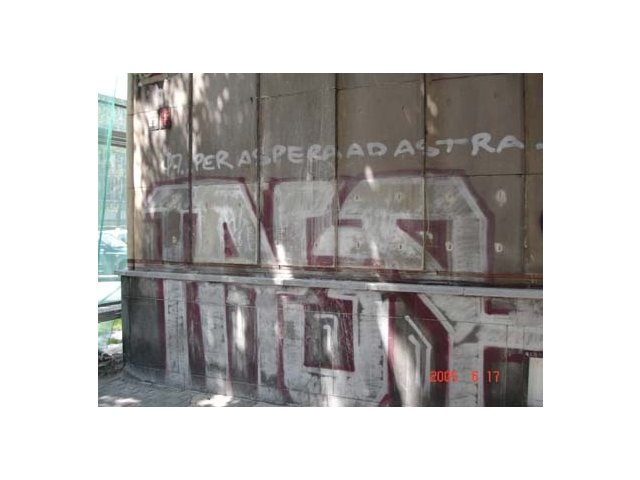 Graffiti na kamiennej elewacji - z piaskowca