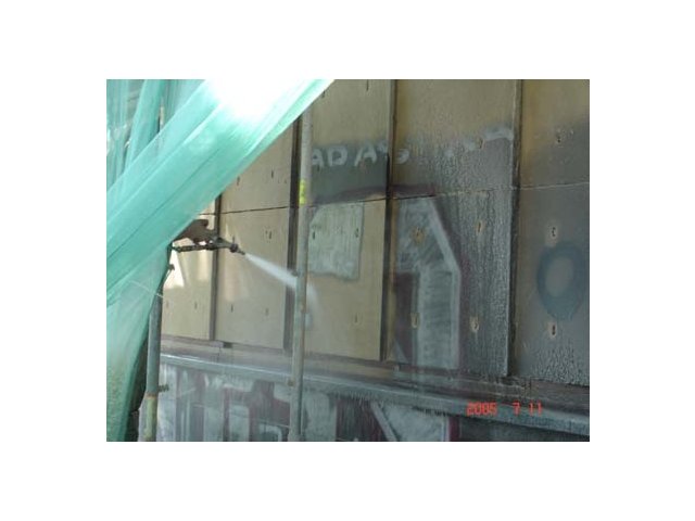 Usuwanie graffiti z kamiennej elewacji budynku