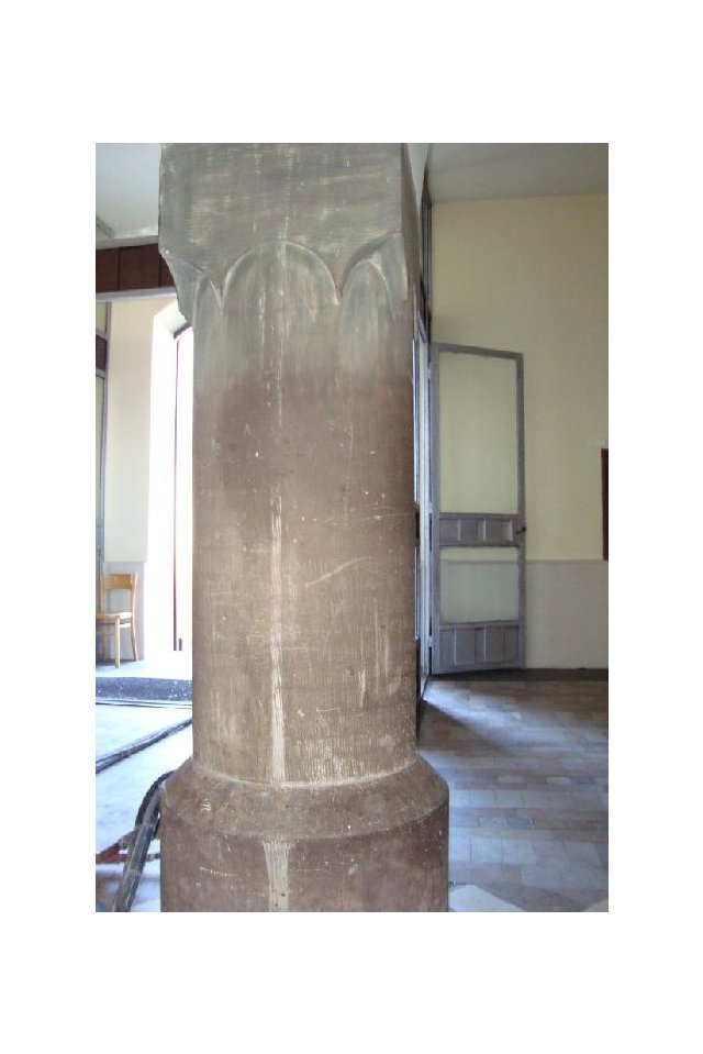 Kolumna kamienna - widok z bliska