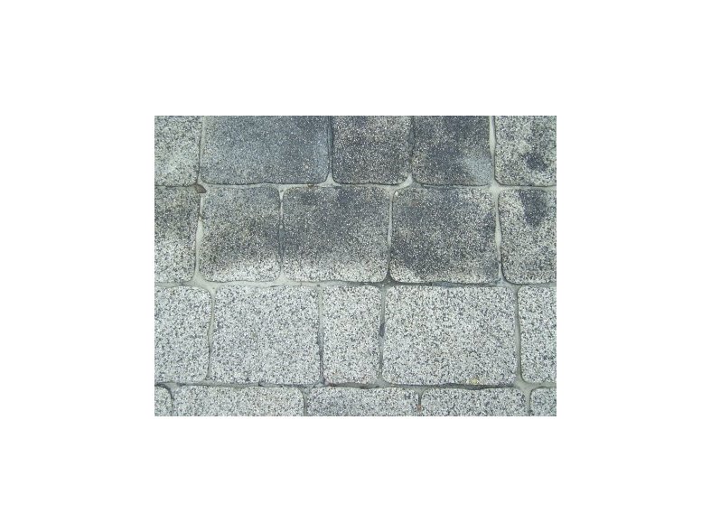 Kamienny chodnik przed i po czyszczeniu