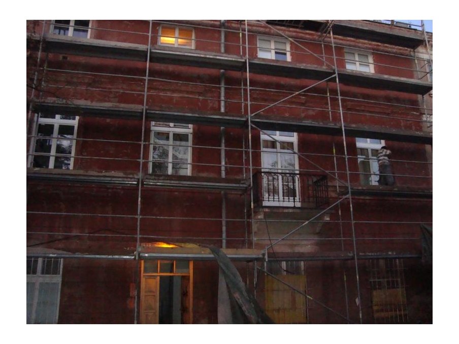 Widok budynku w trakcie realizacji prac renowacji