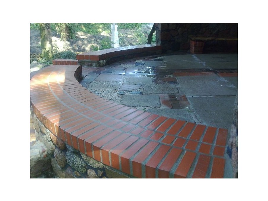 Cegła i posadzka kamienna po wykonaniu czyszczenia