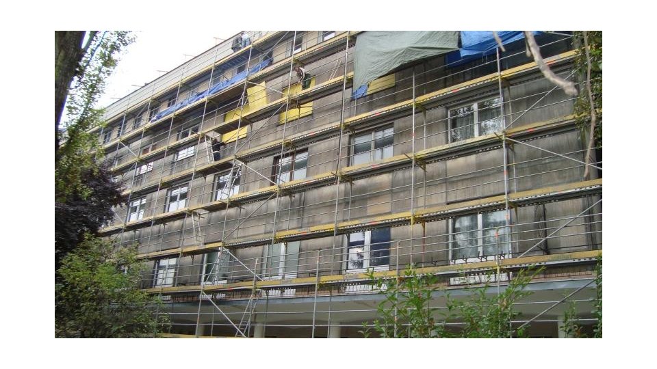 Widok budynku w trakcie czyszczenia fasady