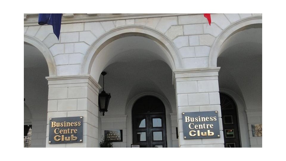 Zabytkowa kolumnada - czyszczenie